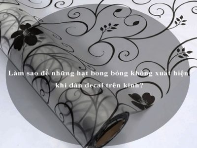 Làm sao để những hạt bong bóng không xuất hiện khi dán decal trên kính?