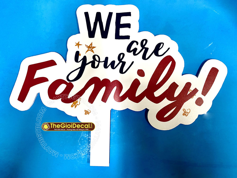 Hashtag cầm tay Teamwork "We are your Family"