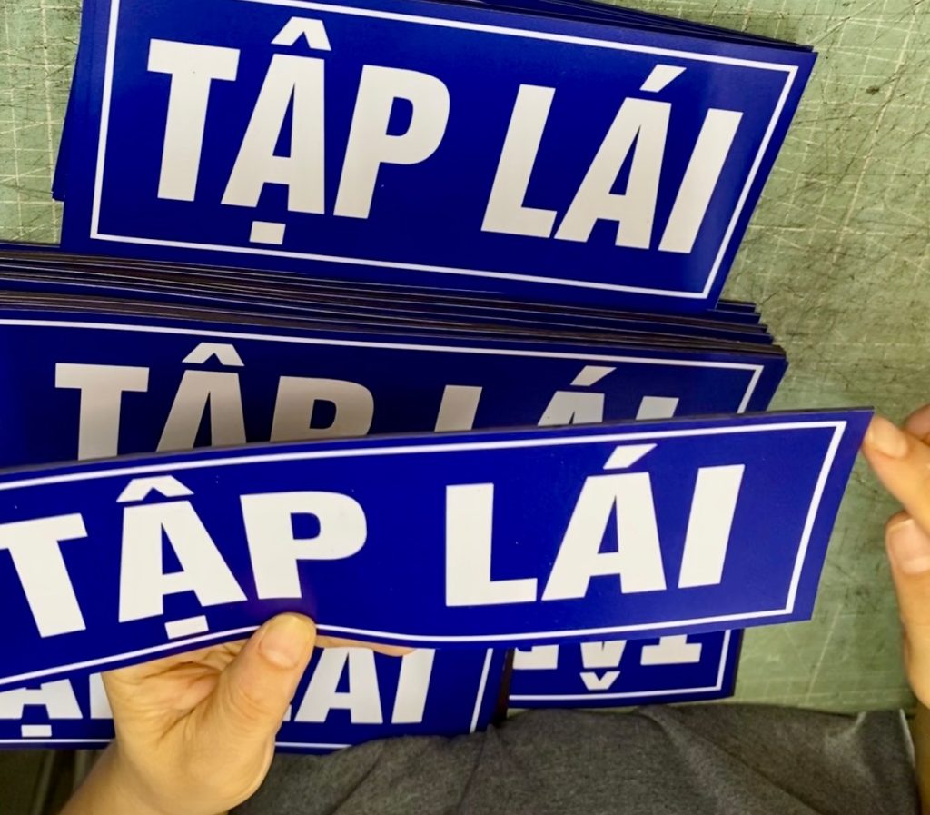 Cách chọn bảng tập lái nam châm dẻo dán ô tô, xe hơi