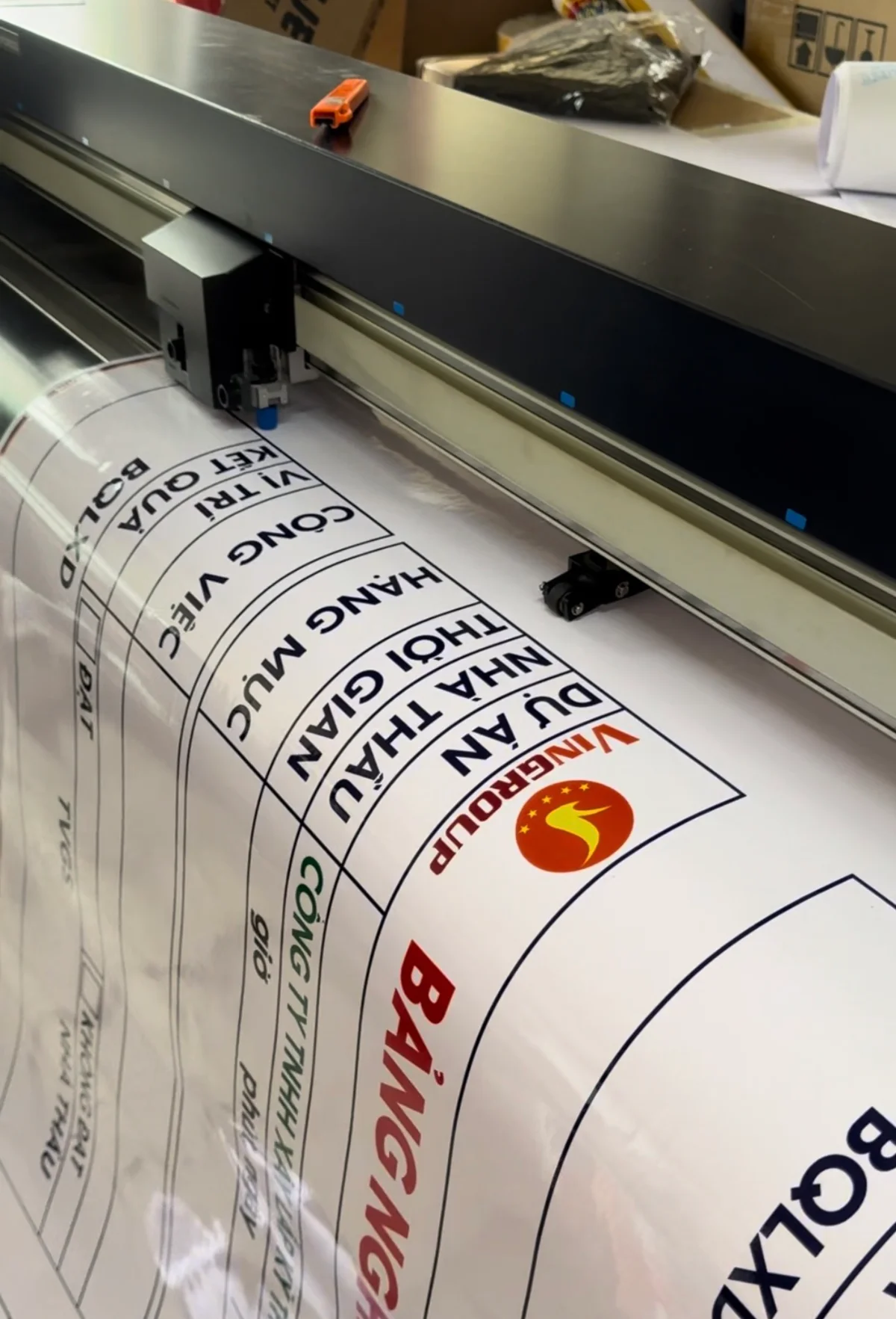 Cắt bế decal sau in bằng máy bế decal Graphtec FC9000-160 tại Thế Giới Decal