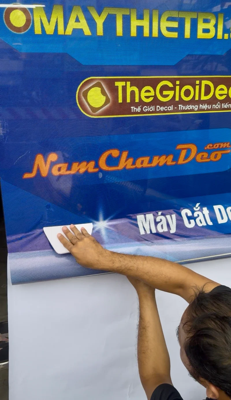 Thi công decal lưới lên kính tại TP.HCM