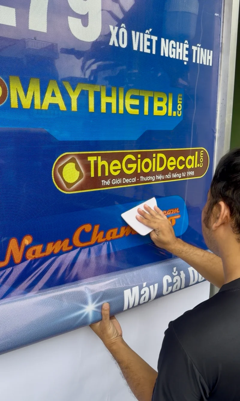 Dán decal lưới lên kính tại Thế Giới Decal